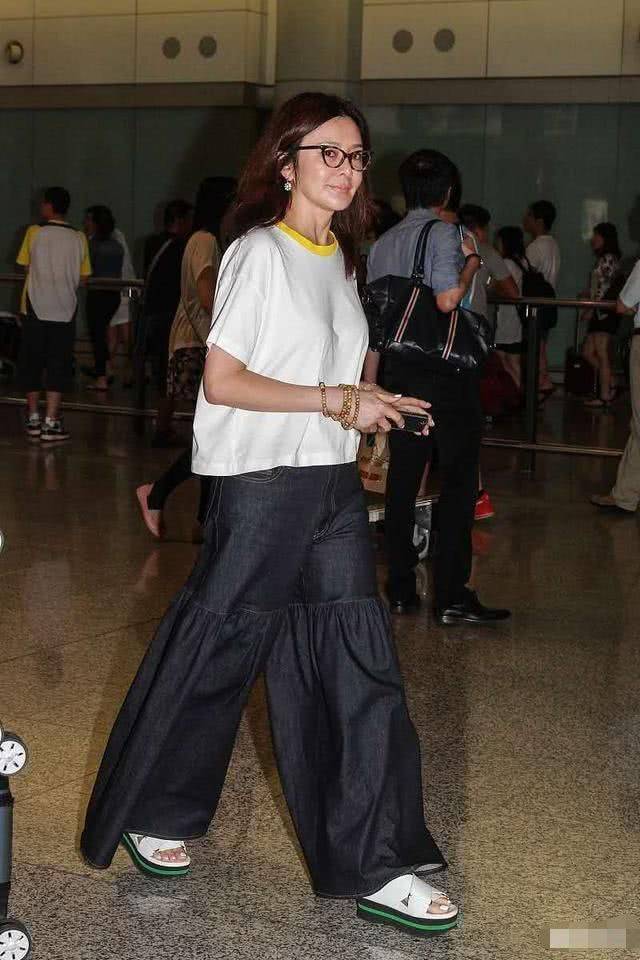 的设计 有种“美人迟暮”叫关之琳，穿白色T恤搭阔腿裤，时间痕迹太真实