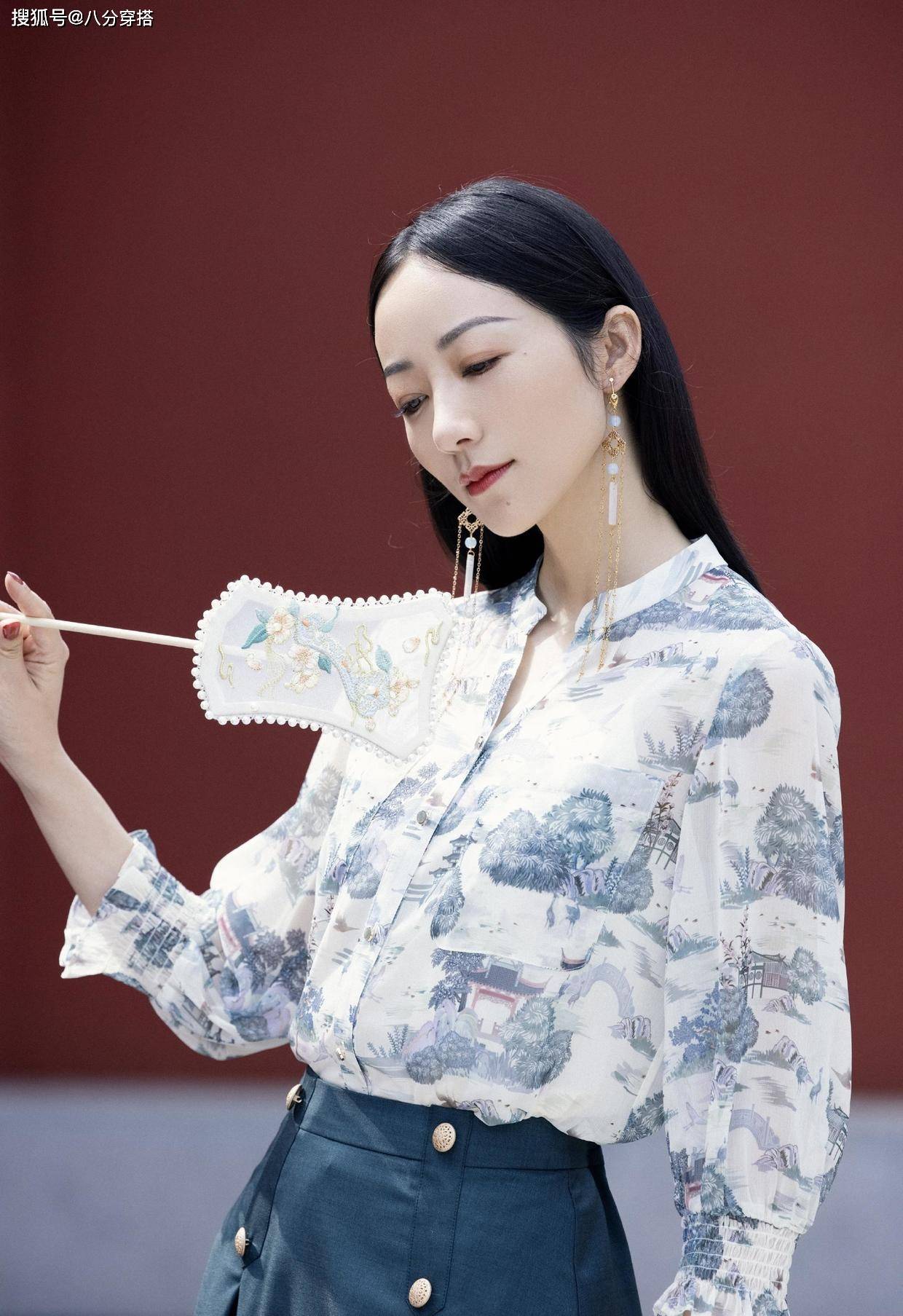 整体 韩雪不愧是“古典美人”,国风衬衫优雅出镜,这颜值不像30多岁