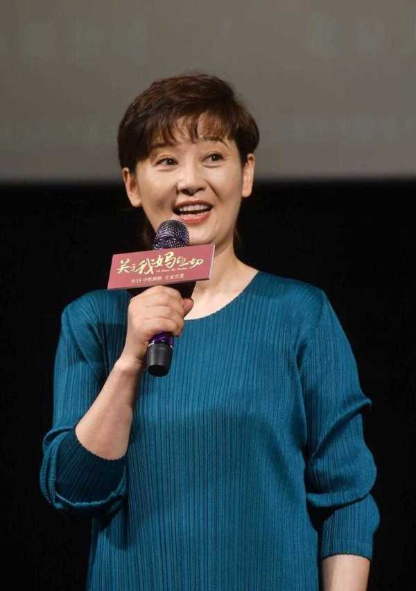 身材 徐帆虽是奶奶的年纪，穿绿色连衣裙配小白鞋，气质完胜孙女辈