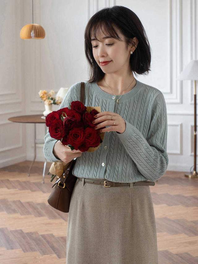 黑色 奔三奔四的中年女性应该如何穿？针织衫会更合适，也更温柔时髦