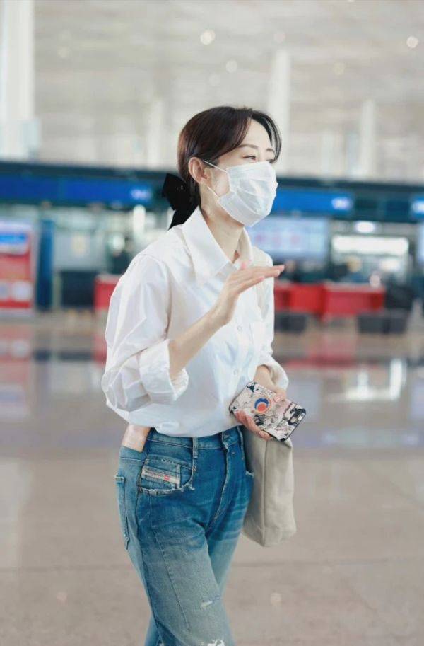 刘敏涛 刘敏涛才是真正的穿搭高手，针织开衫配T恤好洋气，45岁太会穿了
