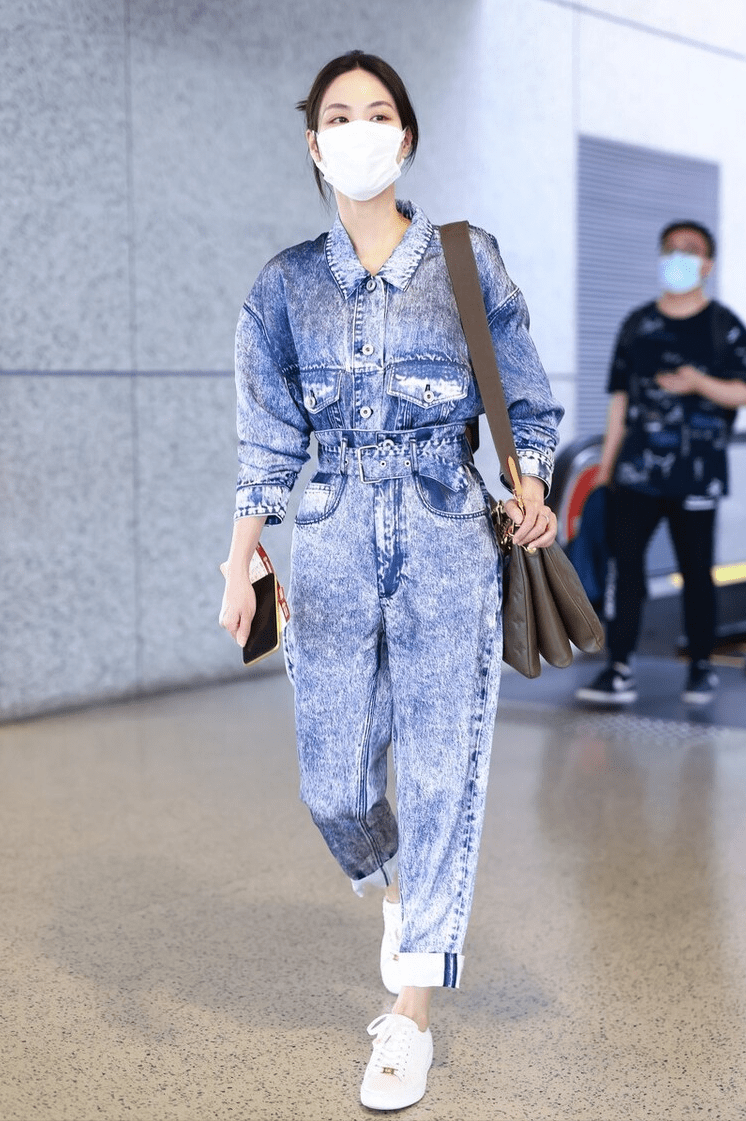 套装 在机场被王霏霏帅到了，一身牛仔套装潮到引人围观