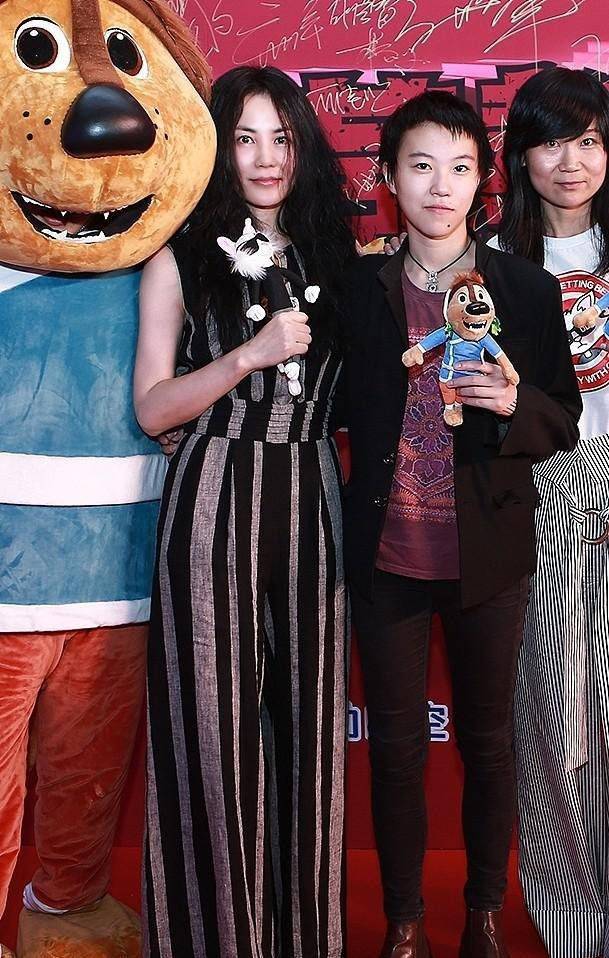 样子 王菲活成了让人羡慕的样子,紫色上衣配百褶裙,色彩看着好温柔