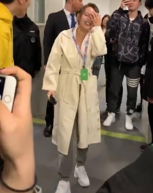 感觉没修图的刘涛张嘉倪，皮肤状态一个比一个差，这才是真实样子！