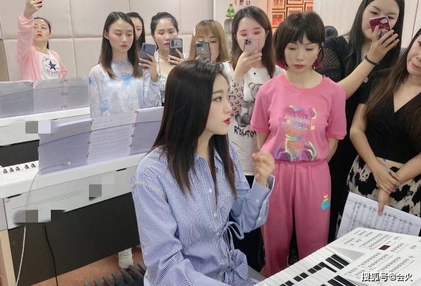 侄子玖月奇迹王小玮和侄子疯玩！公园狂跑转圈好兴奋，穿紧身衣曲线完美