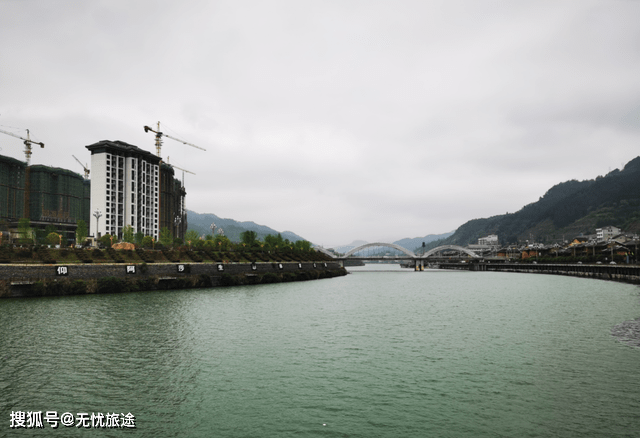 没有建假古镇的贵州县城，打造了88米高的雕像，四周却杂草丛生