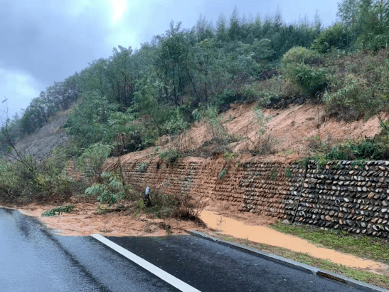 暴雨来袭 丹东交警 雨 你同行 高速公路 全网搜