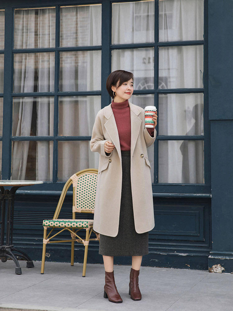 面料 秋冬连衣裙怎么选?穿一件西装领百褶裙就够了,很适合30+的女性