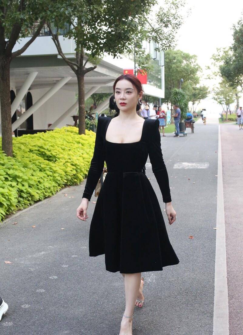 黑色 袁姗姗也爱复古风,方领丝绒裙精致典雅,奈何脸颊凹陷没了少女范