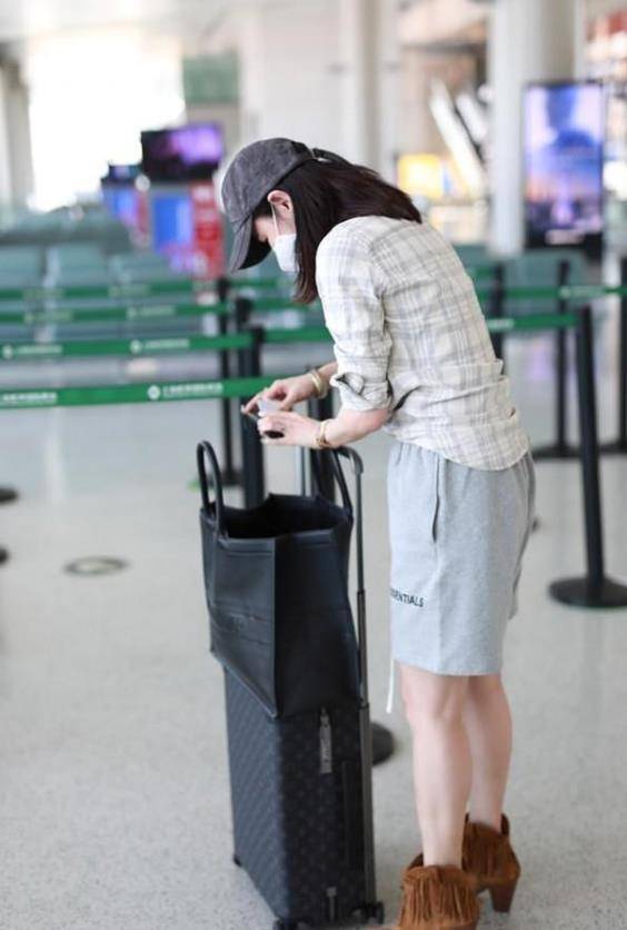 小高 于明加衣品真时尚,短裤衬衫穿搭现身机场,一双短靴小高跟真抢眼