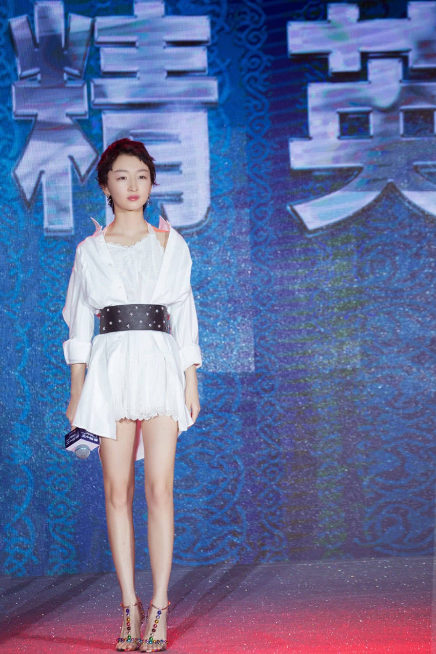 周冬雨 周冬雨终于摘下了帽子，“狗啃发型”考验气质，一般人真驾驭不了