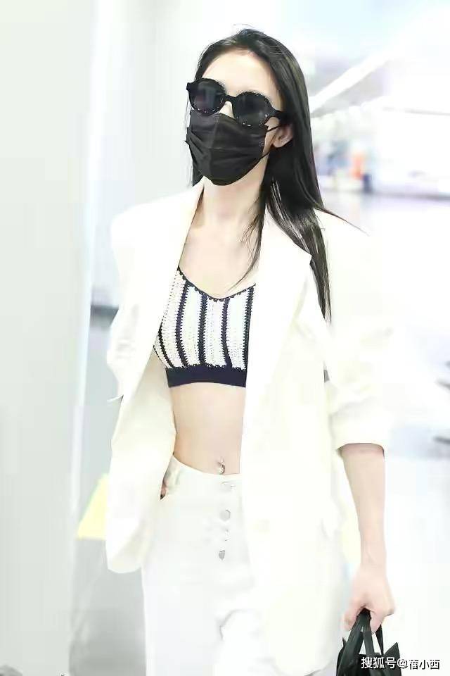 黑色 张俪太“放得开”了，穿西装配露胃装，还在肚脐上镶钻，气质绝了