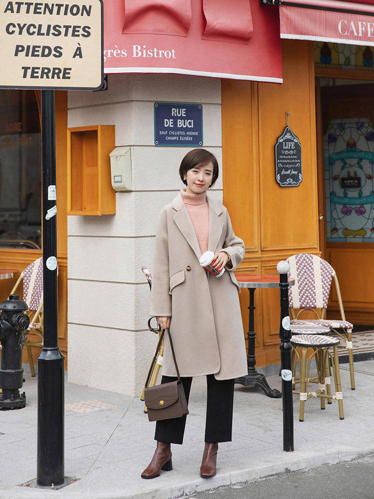 面料 秋冬连衣裙怎么选?穿一件西装领百褶裙就够了,很适合30+的女性