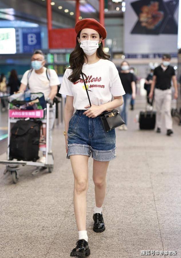 显得 未婚的沈梦辰少女感满满,短裤虽然显得胯有点宽,但曲线感更强了