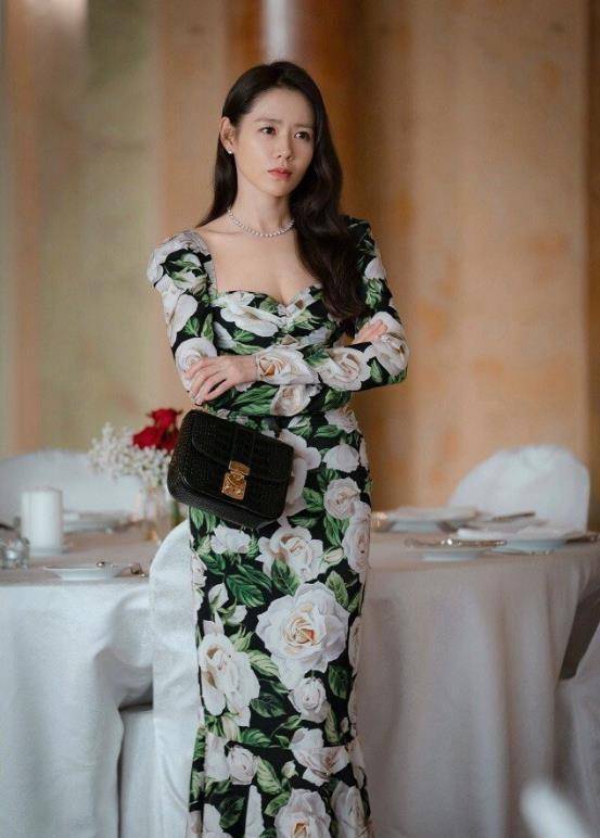 设计 孙艺珍气质真到位，驼色大衣也能穿出女神范，街拍照也太抢镜了