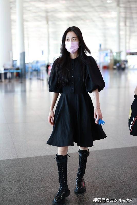 黑色 当妈后张碧晨衣品“开挂”，一身黑色look挺惊艳，却瘦得让人心疼
