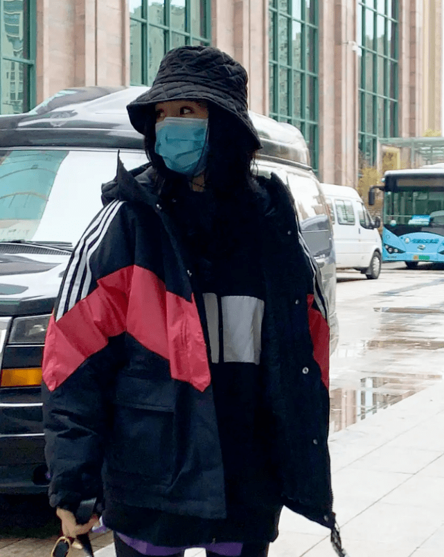 身材 杨幂仗着自己腿细，就穿小一码无痕裤出镜，一点都不像当妈的人