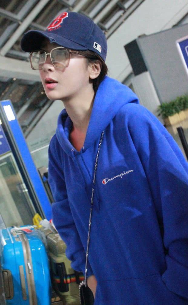 卫衣 杨紫终于自信一回，浑身穿件卫衣就出门，秀出的腿让女生看了崩溃