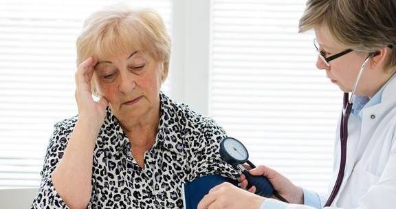 血液|睡前多喝水,使血液变“稀”了,就可以预防心梗和脑梗吗?