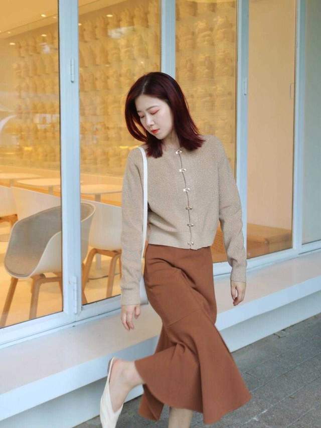 毛衣 秋季怎么穿才好看?西服+牛仔裤或针织衫+半身裙,适合普通女生