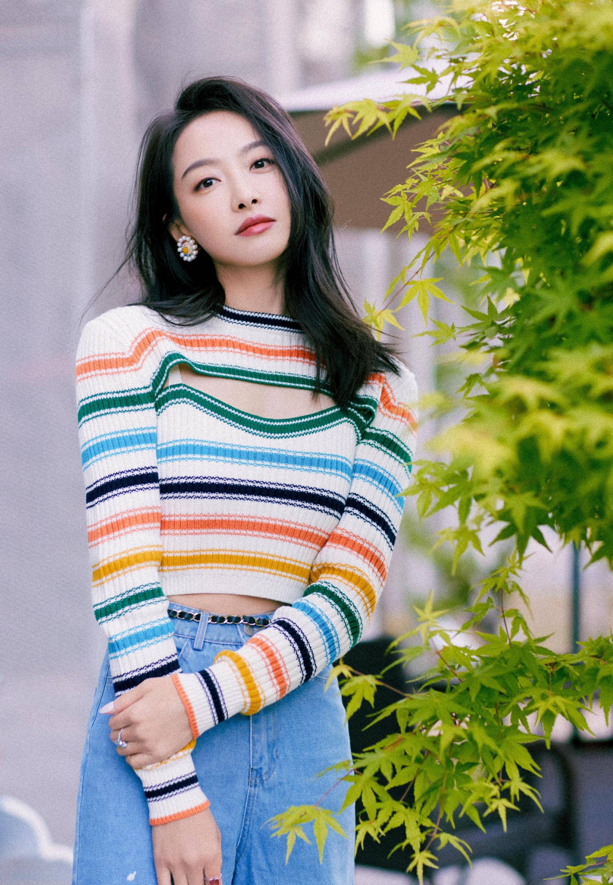设计 宋茜气质更甜美了，穿格纹碎花裙有夏日气息