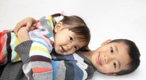 女士|哥哥亲近刚出生的妹妹，妹妹就莫名哭泣，妈妈打开襁褓脸都白了