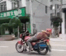 搞笑GIF：兄弟對不住你了，誰讓你想跑呢？ 搞笑整蠱 第2张