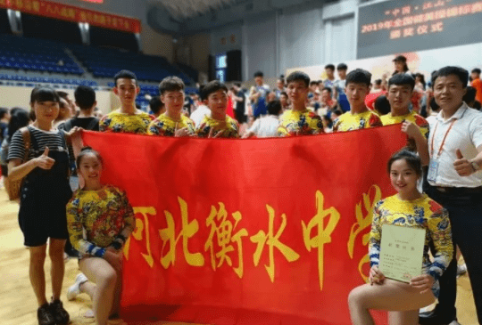 原创衡水中学护旗手因帅上热搜也因帅翻车网友重点还是学校