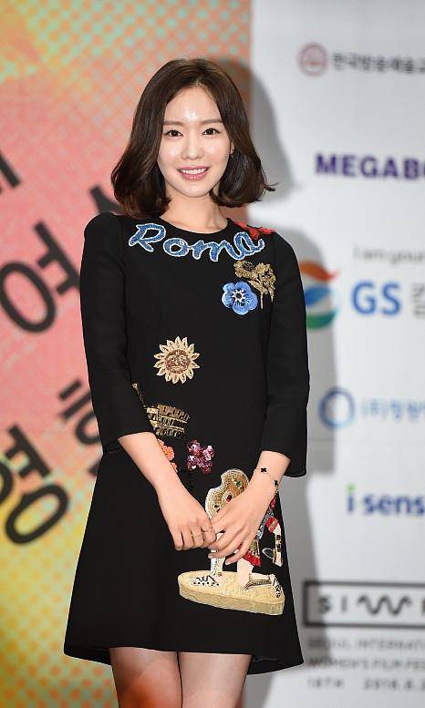 样子 金亚中穿短裙的样子还是很美,而且还很有特色,不像奔四的人