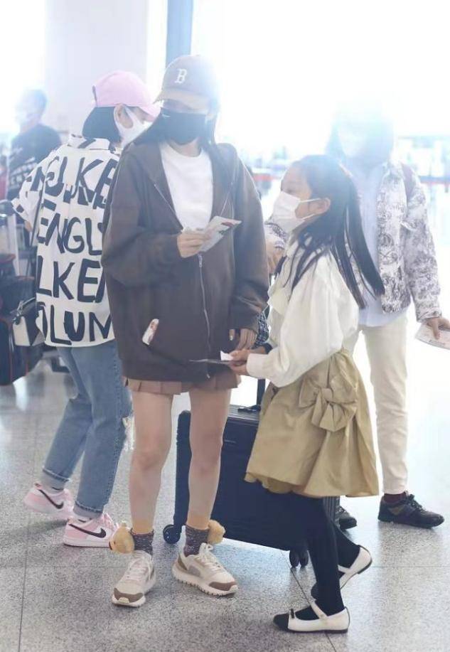 青春 李小璐和女儿甜馨出行，母女二人反差太萌，是装嫩还是甜美风？