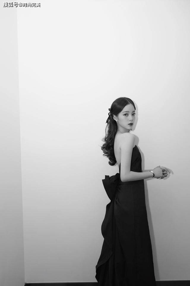 一身 欧阳娜娜真是长大了,穿抹胸裙妩媚又优雅,越来越有熟女的味道了