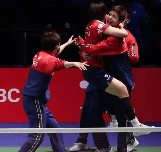 贾一凡赢球后石宇奇冲进赛场相拥庆祝,重现2年前一幕_中国队