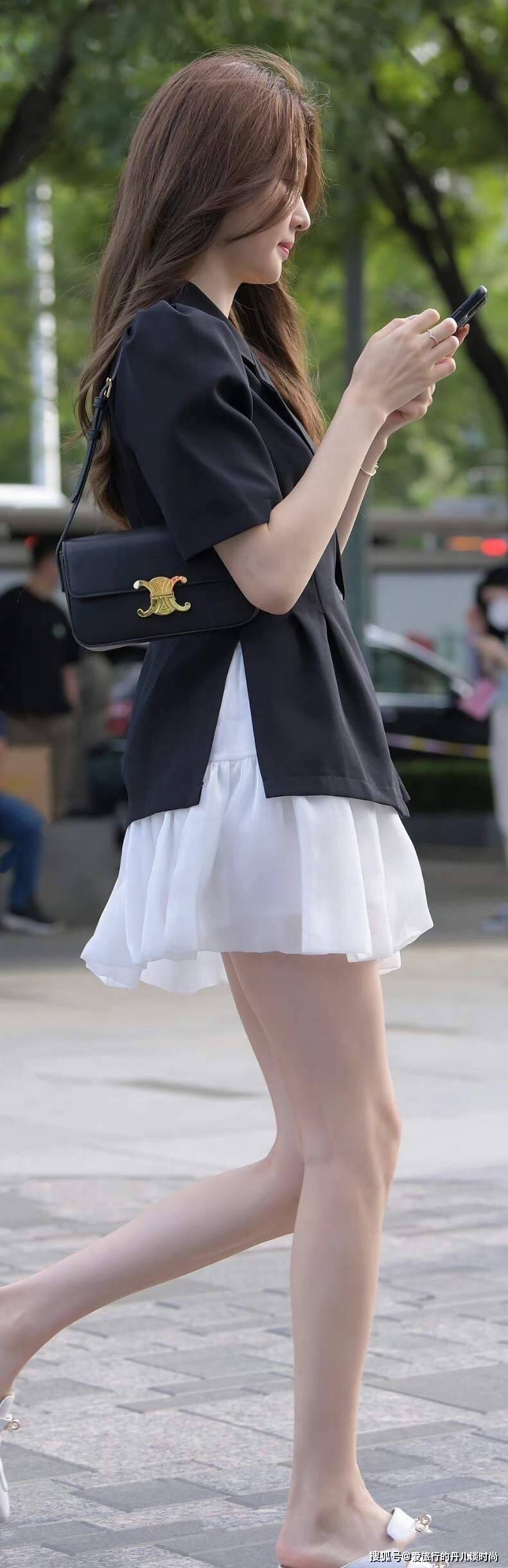 黑色 小姐姐私服穿搭出街，黑色泡泡袖西装搭配白色蓬蓬裙，尽显名媛风