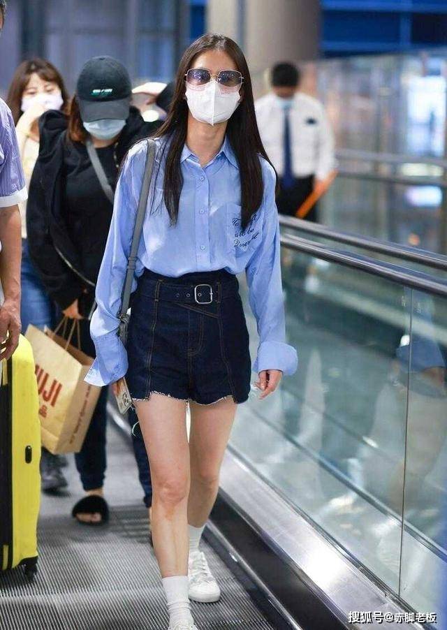 显得 黄圣依真的好会穿，蓝衬衫配高腰短裤，造型时髦又“不雷同”