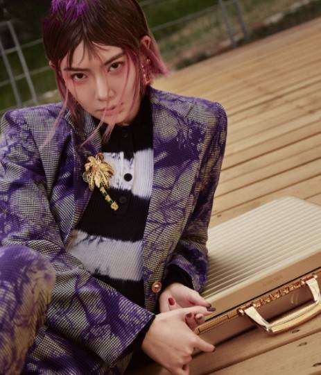 颜色 李承铉这次真管不住戚薇了？连“姨妈鞋”都敢穿，阿姨年纪少女身材