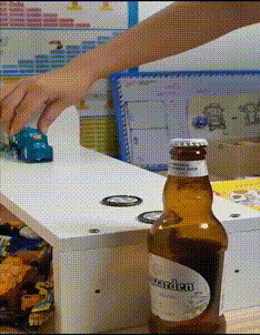 搞笑GIF趣圖:開啤酒都可以這麼好玩嗎？ 搞笑整蠱 第1张