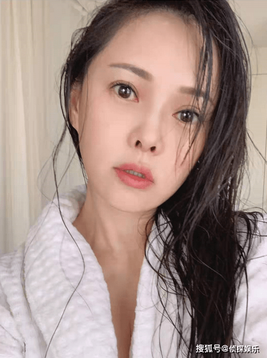 女神53岁伊能静罕见公开全素颜，皮肤白皙无皱纹，被赞充满少女感