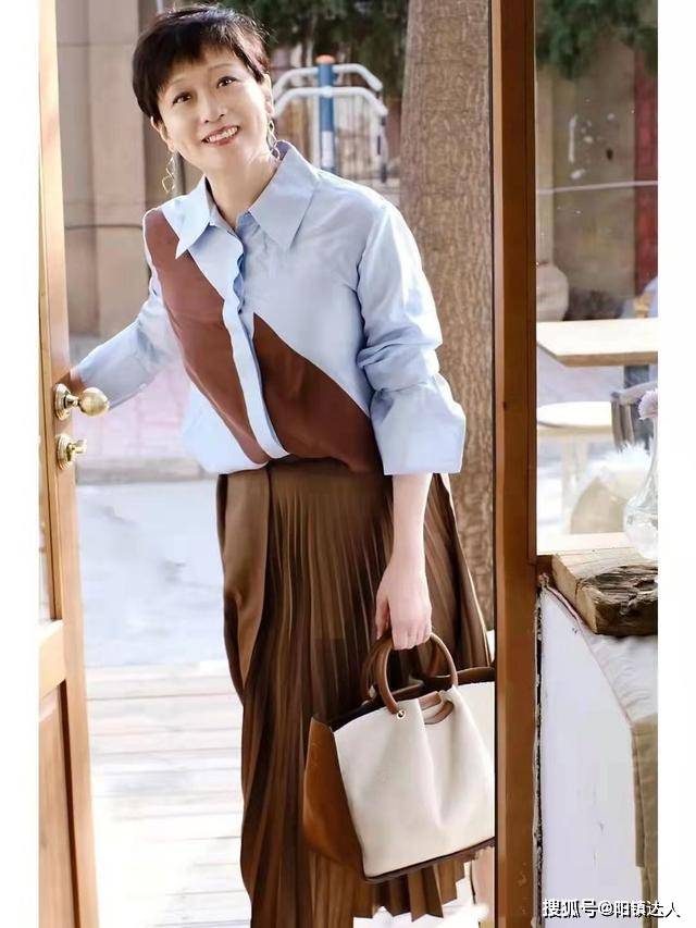 缺点 60岁的“粗腰”女人,半身裙这样穿显瘦又高级,身材真不是关键