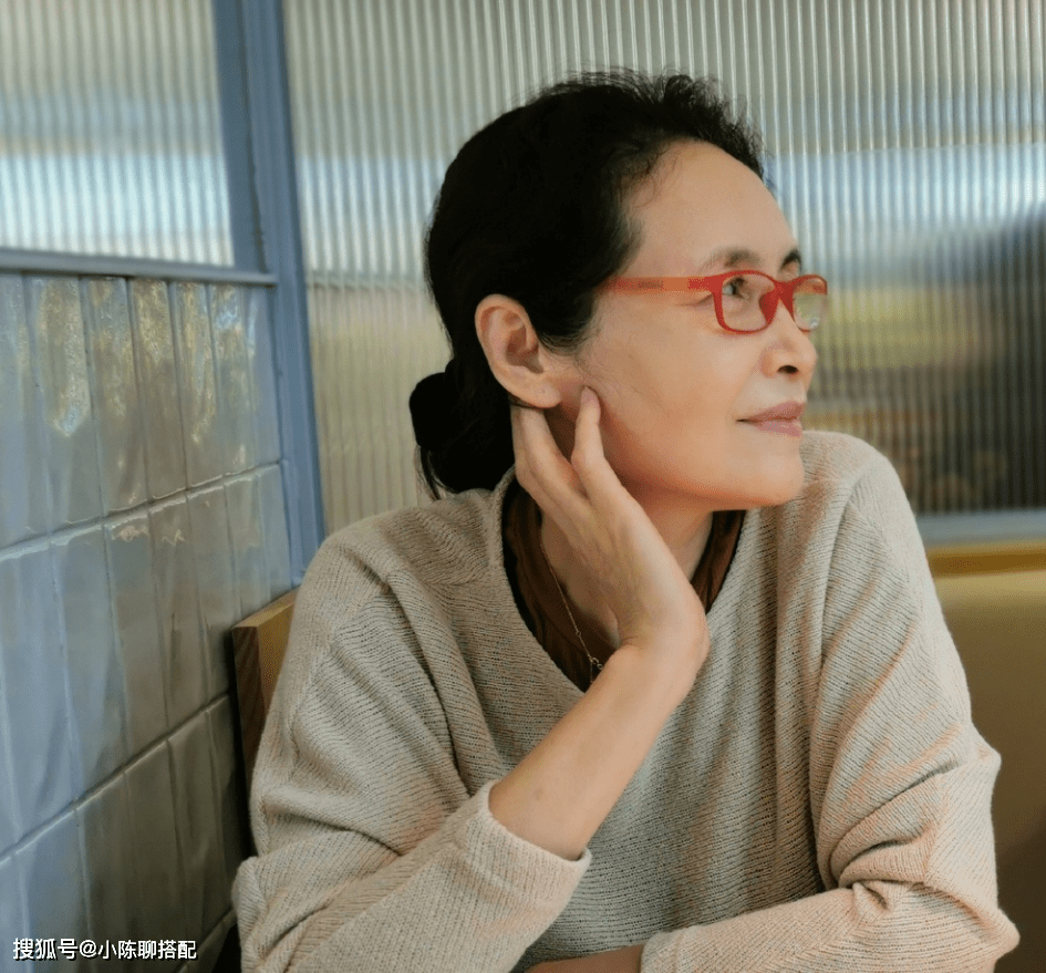 晓英 越老越优雅的典型，还要看宋晓英！66岁穿衣有术，妈妈们照着穿搭