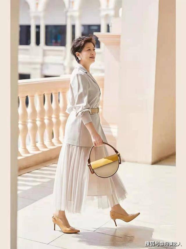 缺点 60岁的“粗腰”女人,半身裙这样穿显瘦又高级,身材真不是关键