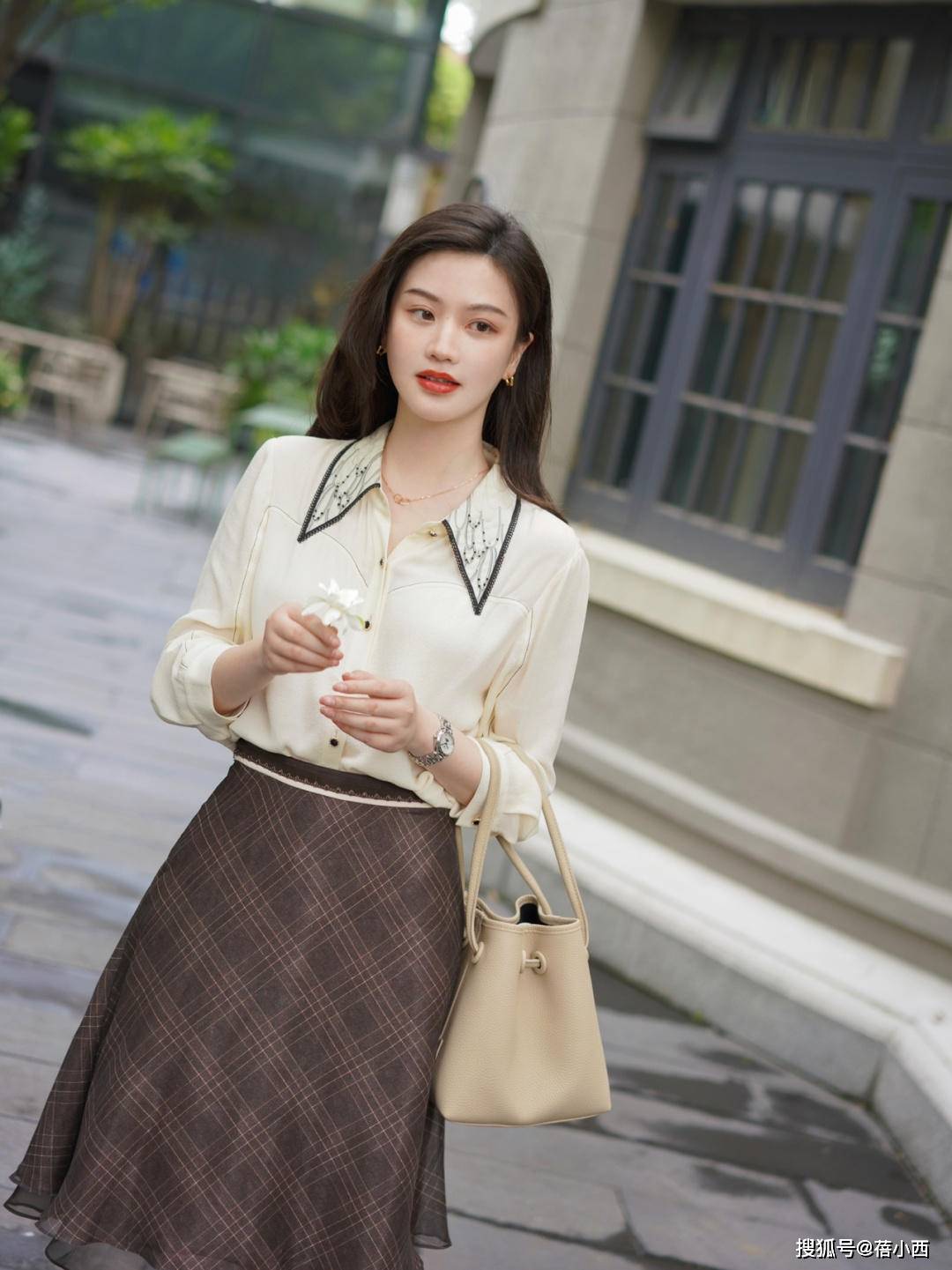 连衣裙 40岁女人穿衣要讲究点，学博主的连衣裙、半身裙搭配，优雅又体面