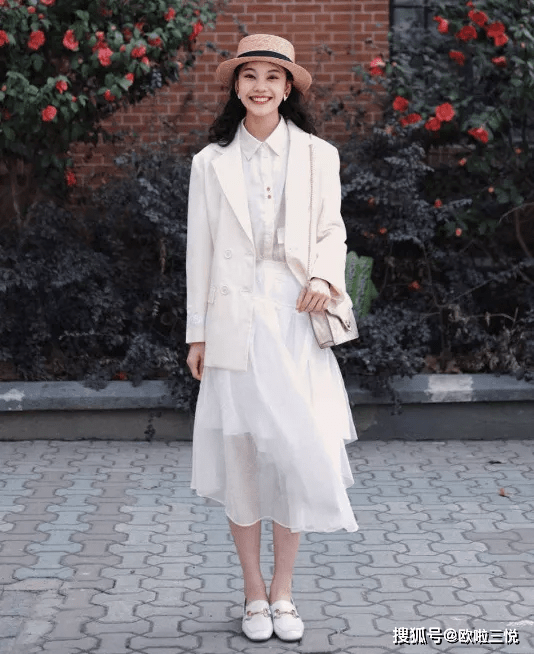 马甲 穿西装别总搭裤子，今年流行这4种搭配