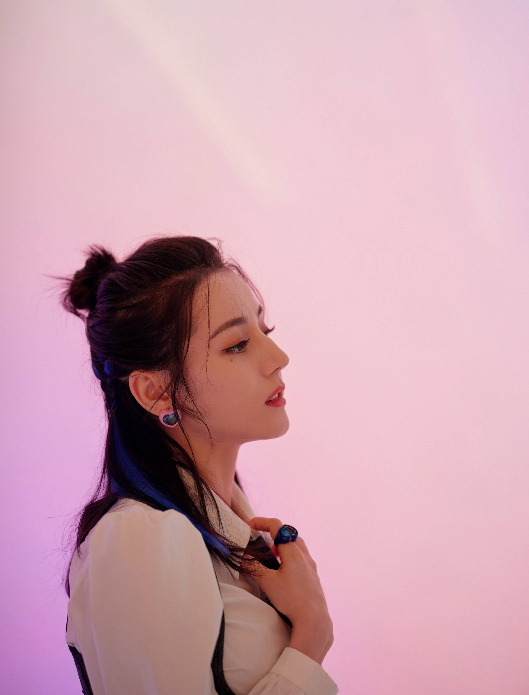 原创迪丽热巴越来越会穿白衬衫配马甲精致高雅色彩搭配拿捏得真好