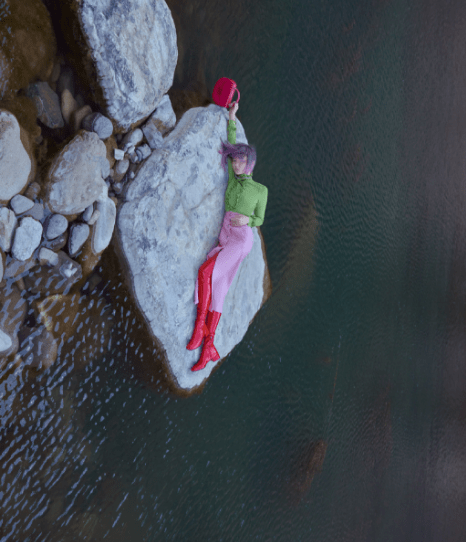 颜色 李承铉这次真管不住戚薇了？连“姨妈鞋”都敢穿，阿姨年纪少女身材