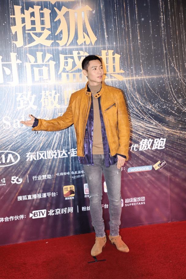 挺勒 留寸头的魏晨男人味太足，配黄外套好帅气，就是裤子太紧看着挺勒