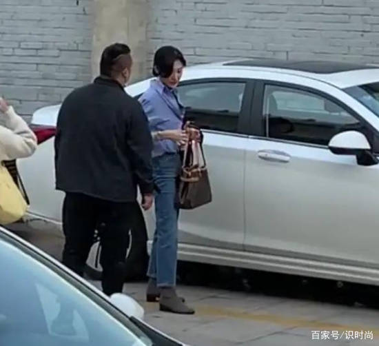 感觉 周涛不愧是央视主持人，衬衫搭配丝巾干练飒爽，更像是气质女强人