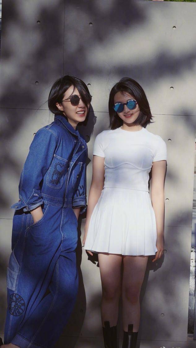 气质 黄磊15岁大女儿独自走机场，穿男友风卫衣显文艺范，黑眼圈好明显