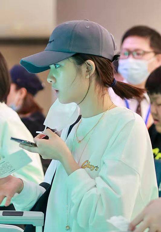 气质 黄磊15岁大女儿独自走机场，穿男友风卫衣显文艺范，黑眼圈好明显