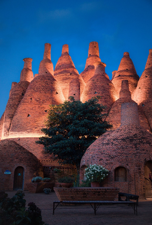名叫东风韵艺术小镇,它是一座集葡萄文化,自然风光,人文旅游为一体,以