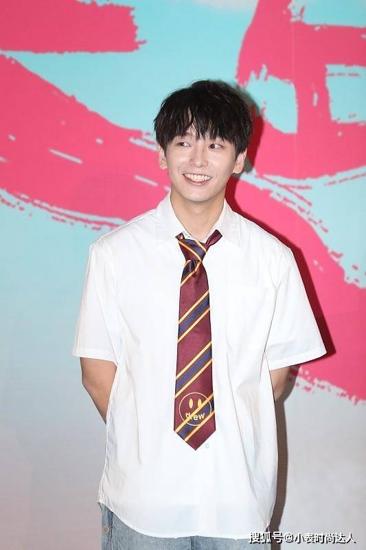 体态 彭昱畅瘦身堪比“整容”，虽生图有点“油”，但穿衬衫太有少年感